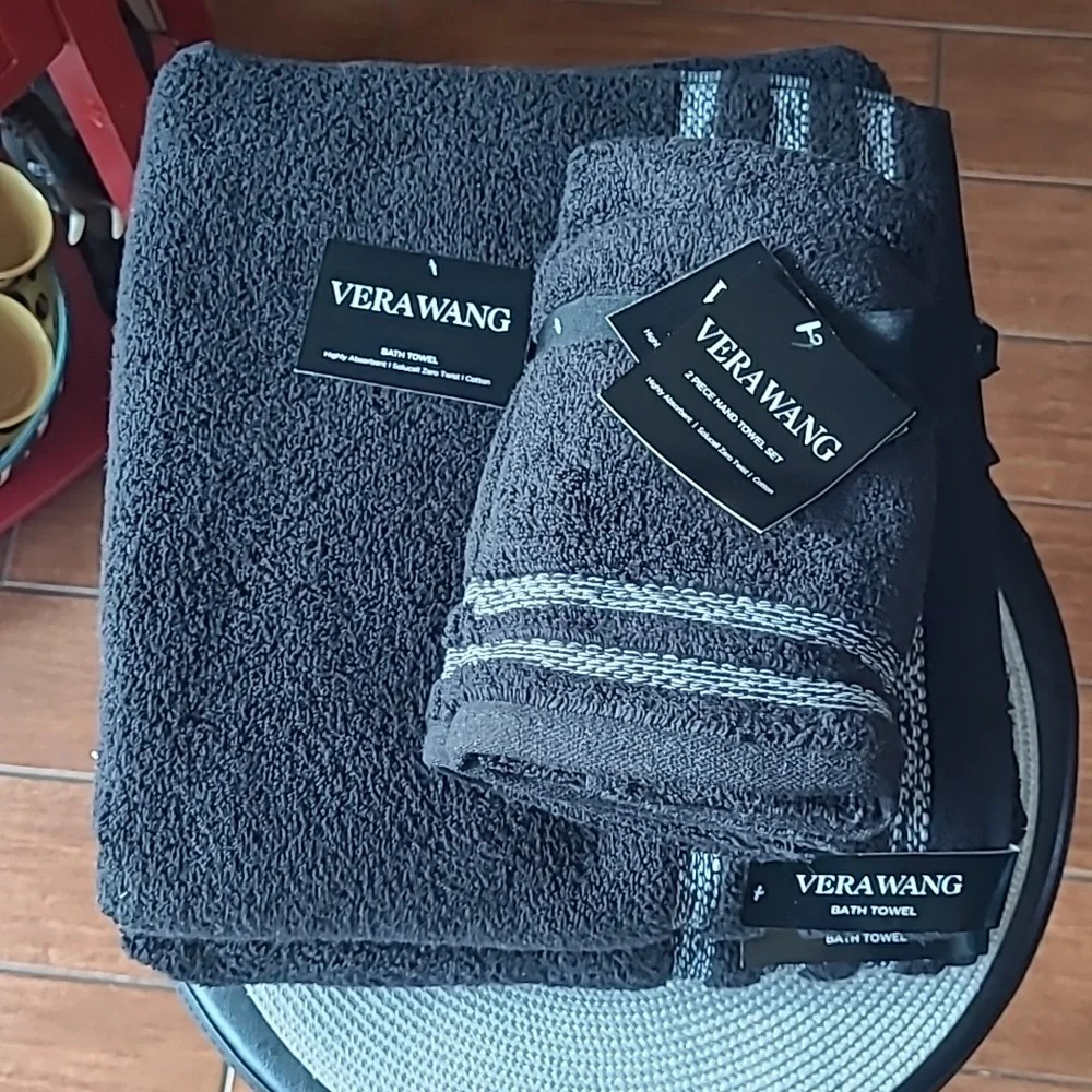 Vera Wang Bath Towel Set